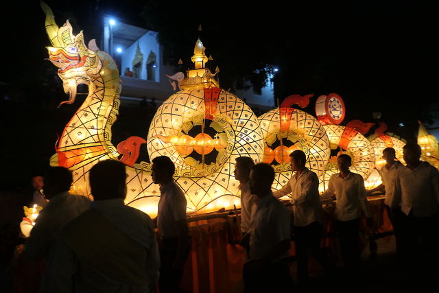 Fête des lumieres a Vang Vieng.