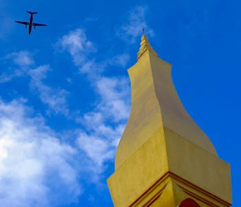 Avion passant au dessus d'un temple au Laos