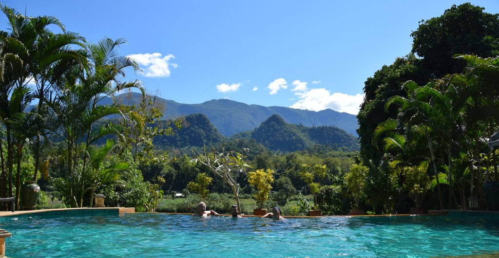 Vu sur la jungle de la piscine d'un hôtel au Laos.