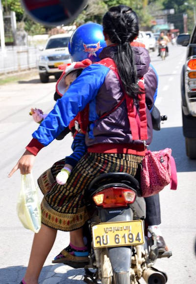 Couple sur un scooter au Laos.