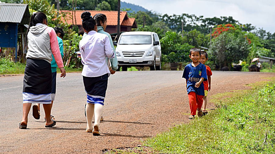 Enfants rentrant de l'école au Laos.