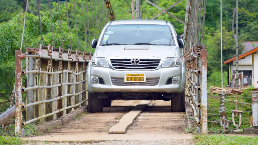 4x4 sur un pont au Laos.