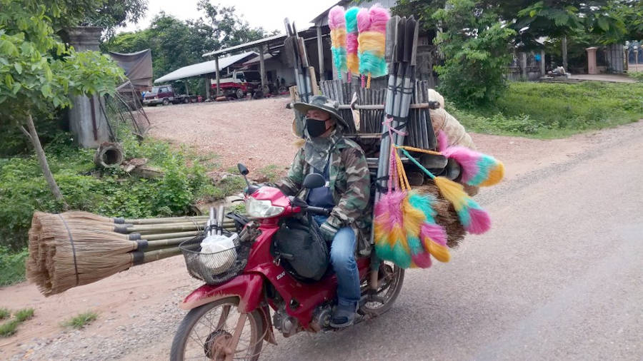 Scooter surchargé au Laos.