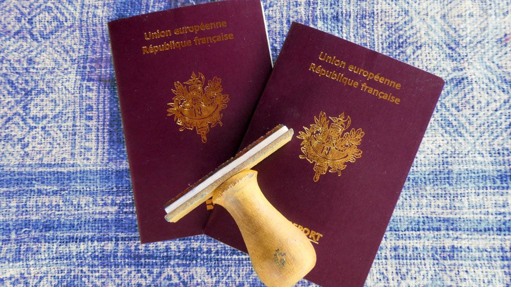 Passeports français et tampon d'immigration.