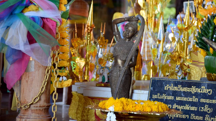 Mae Torani Dans Le Temple au Laos.