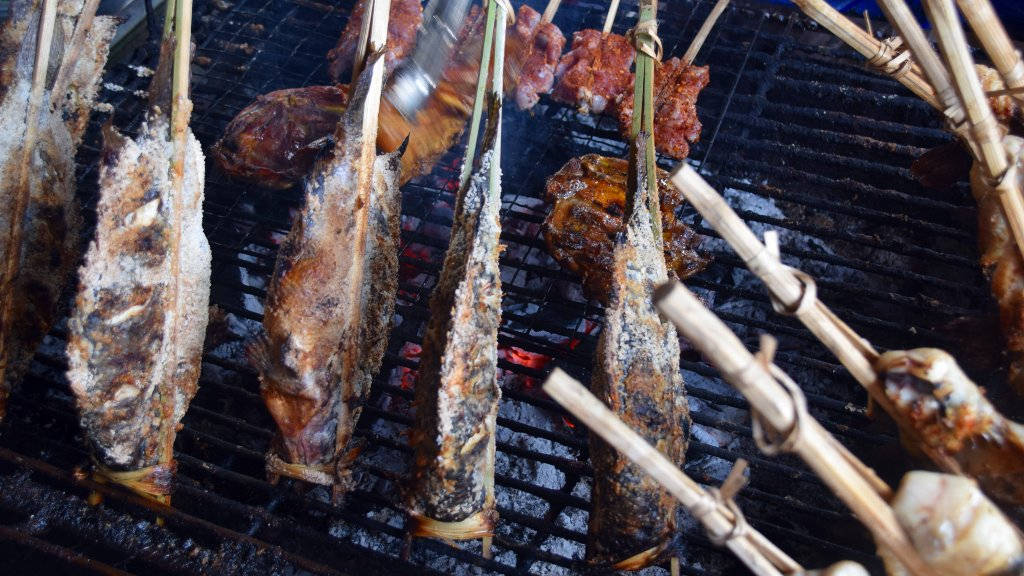 Poisson grillé au barbecue.