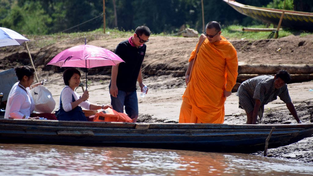 Moine sur une pirogue au Laos.