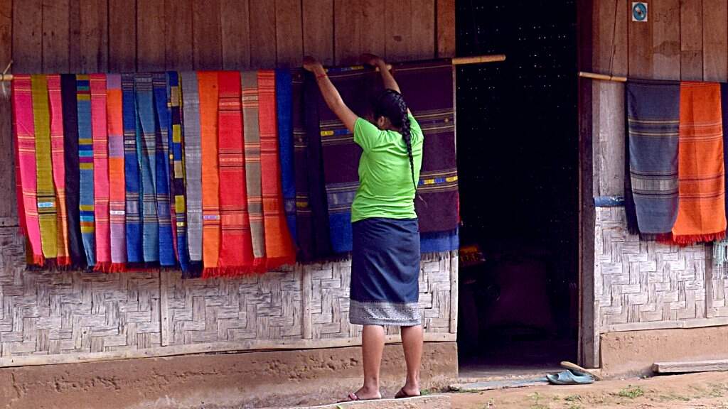 Tisserande dans un village au Laos.