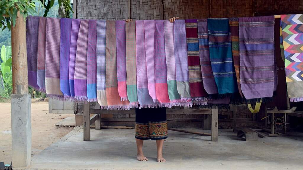 rVillage de tisserandes au Laos.