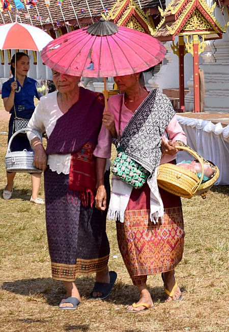 Femmes lao sous un parapluie.