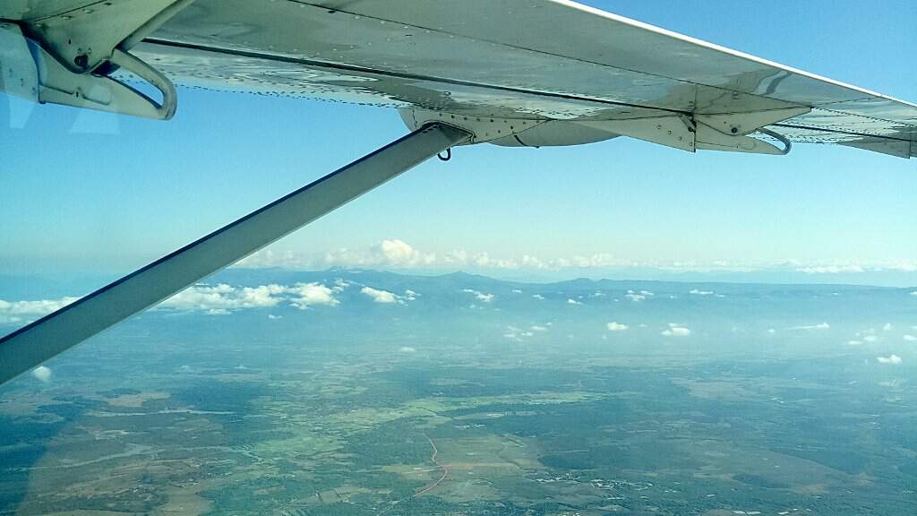 Le Laos sous l'aile d'un avion.